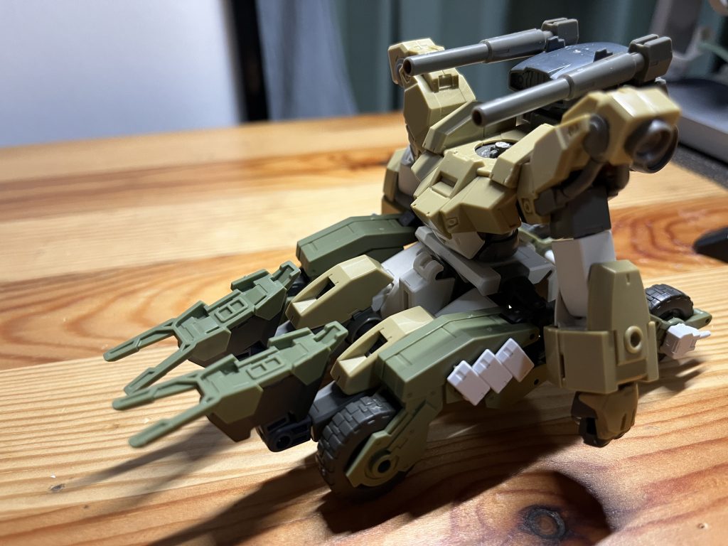 脚部を前方に持ってきて折りたたみます。これで中間形態です。