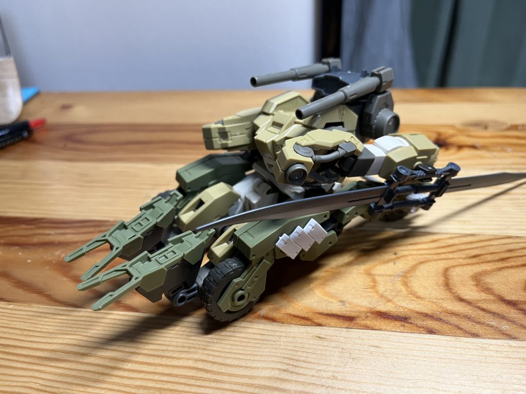 上半身を下に押し込んで腕部を横にして、武装を取り付ければ、ma形態の完成です。