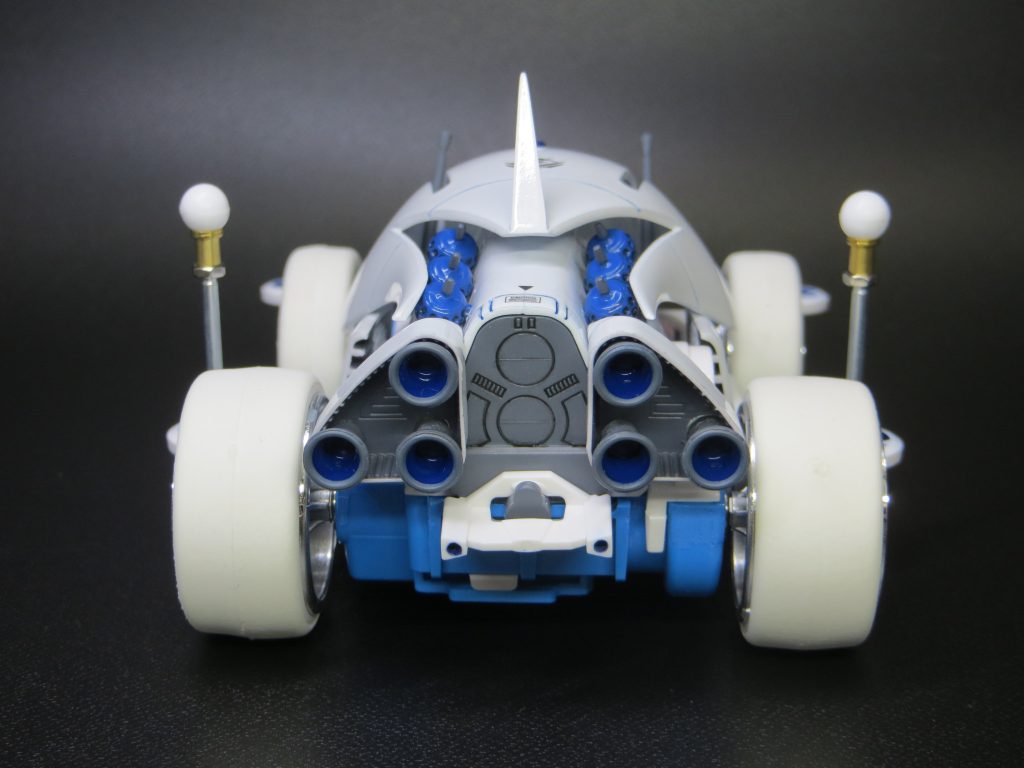 後ろから。この特徴的な三角形バーニアをうまく取り付けたかったのですが、良いアイディアが出ず、最終的にパテで無理やりくっつけました(笑)バーニア内も青で塗装してみました。