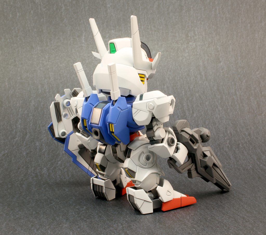 バックパックとライフルはサーベルが抜けないのと大きさの関係でHGのものを使用しています。