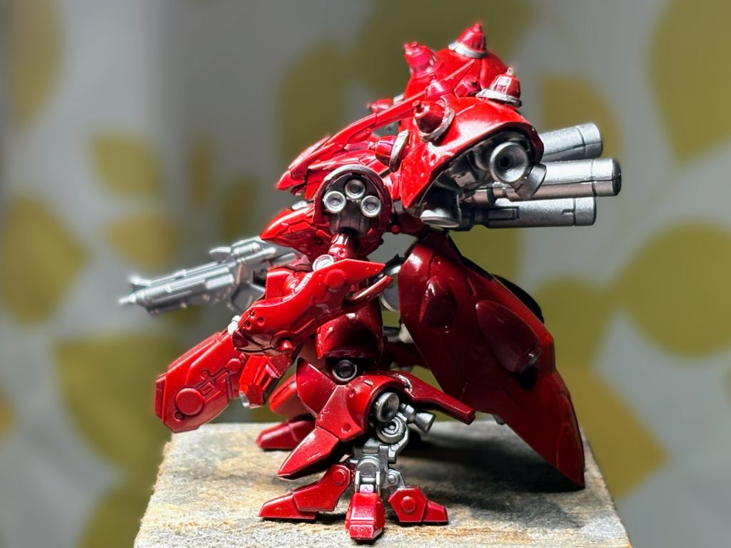 横からです。今回はクリアで薄めたレッドとシルバーの二色で完成させました。単純に私の技量が足りませんでした。よく聞いていましたがやはり難しいです。