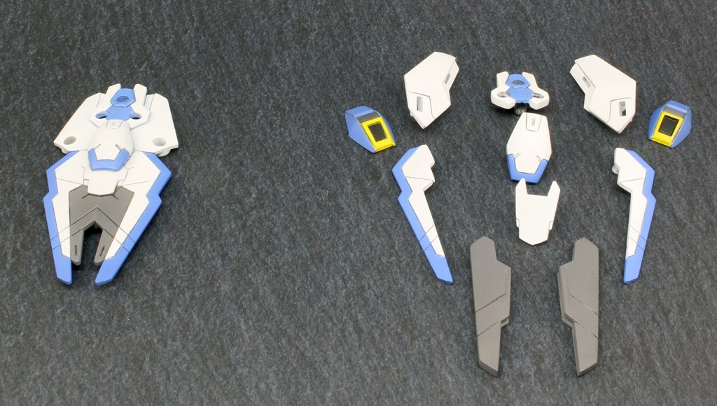 なのでシールドと分割ビットは別途用意ライフルと腰のビットがHGの物ですが その2種もそのままだと長すぎるので幅を縮めています シールドから切り出したものもそのままだと重なった部分が足りないのでその分を増設してます。 あと裏側がスカスカの物については穴埋めしてます（写真撮り忘れました）