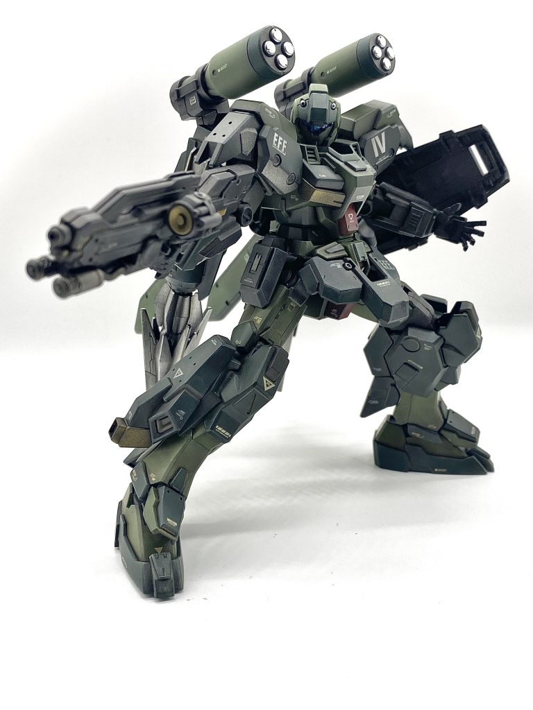 オーソドックスなビームライフルを構えて!!の1枚。本来のスタンダードアーマーと、色合いが変わるだけで印象がだいぶ変わりますね。