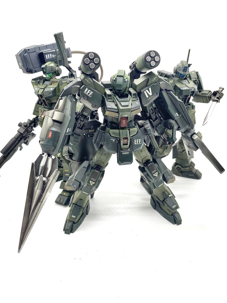 遅れて搬入されたアーマーを装着して、遂に揃った3機。2号機、ジムスパルタン。https://gumpla.jp/hg/24291873号機、ジムスナイパー2。https://gumpla.jp/hg/24293594号機、試作機ジーライン(STアーマー)。