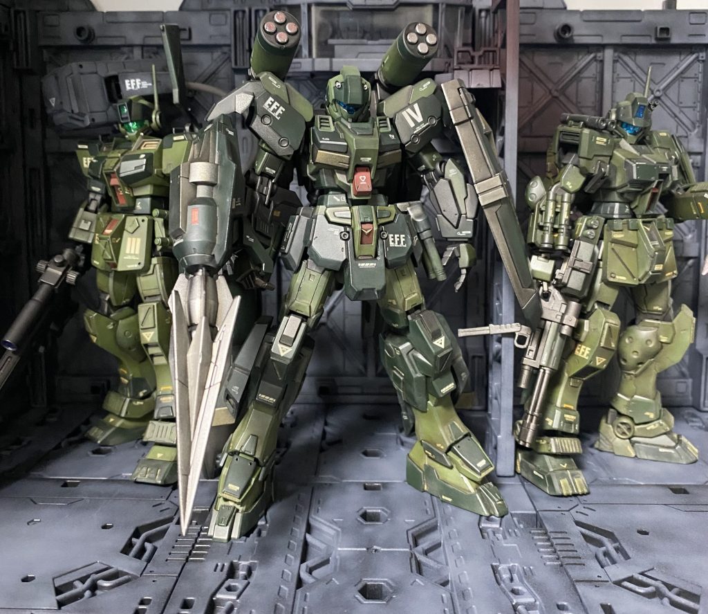 今回は、だいぶ前にネットで叩き売りされていたビルドダイバーズのサタニクスウェポンをどうにか使えないかなと思い、考えた先に生まれた設定の機体を製作してみました。正直、このカラーのジーライン製作計画を思いついて、後からジムスナイパー2もカラーを合わせて、スパルタンと小隊組ませたら面白いかもとスパルタンから作り始めました。ジーラインの製作は、5月末に完成していて善悪フェスに3機連投するつもりでしたが、勿体ぶって、ゆっくり投稿ページを作っていたら期間が過ぎていました😢 次もジム系の製作予定でジム三昧になりそうです笑最後まで、見ていただきありがとうございました。