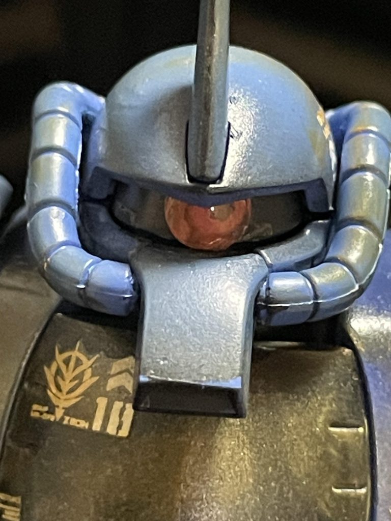 Hアイズという目のモノアイをピンバイスで穴を開けて付けてみました。拡大すると少し傷が入っていますね…今、気がつきました。今回の4作目の作品がこんな感じです。ガンプラは奥が深いですね。