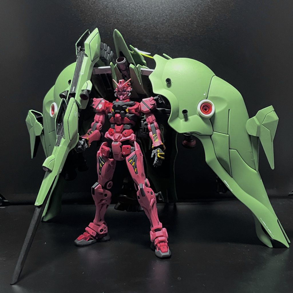 こんなこともあろうかと2穴接続を可能にしていたのでガンダムの差し替えは簡単当初は緑のガンダムとして赤いガンダムを塗って並べたかったが「この世界線でのガンダム」はワンオフなので量産版はゲルジムになるのだと考え直した結果、変にララァ専用MSを用意するよりも、このエルメスは「シャアを守る」外装モードに特化した方が世界観とも合うのでは、と