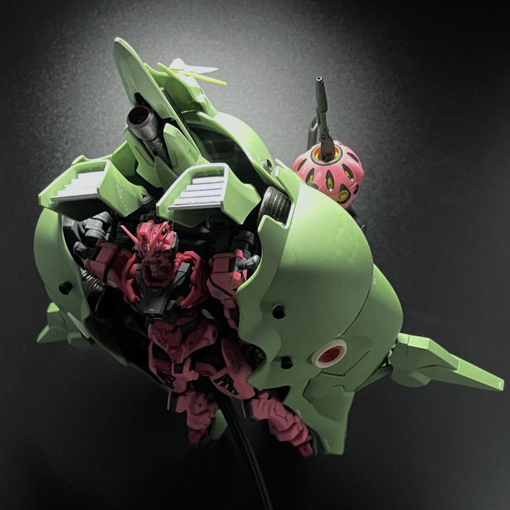 下から見ると丸見えですが腕がフリーなのでシールドを構えれば上手くガードできそうです