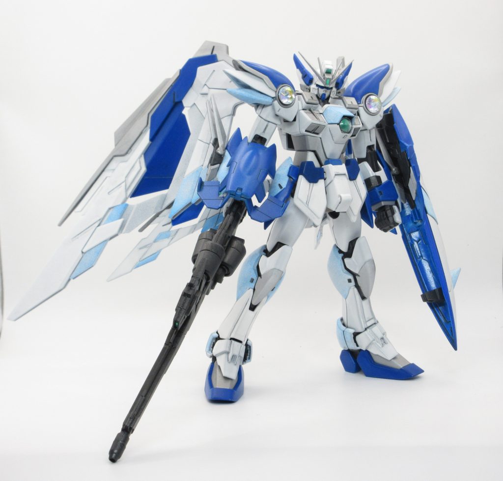 私のイメージにあった「青と銀と白を基調として、水色のグラデーションカラーをしたウイングガンダム」を目指しました。 腰にはBB戦士 ウイングガンダムEWのウイングを接着してあります。 ボールデンアームアームズのボールジョイントで可動出来るようにしてあります。 バスターライフルは狭い所で戦うために幅詰めしてあります。 グリップと持ち手はMGウイングガンダムに差し替えて保持力を上げています。 ジュエルシールは100均のものを使用しています。