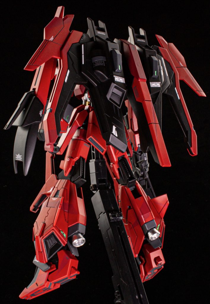 ディープレッドとブライトレッドで迷彩？のような塗り分けをしています。