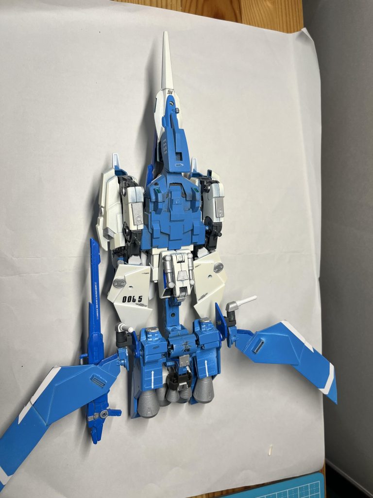 翼をでかくしすぎたかもですが、まあいいでしょう! ここからは機体説明に入ります。RGZ-005Λ GT-ReZELかつて空を舞うガンダムに心を奪われた少年がいた。成長した彼は軍所属のメカニックとなり、量産型MSの整備に携わる中でも“空への憧れ”を捨てなかった。GT-ReZELは、そんな彼の夢が詰まった唯一無二の機体。量産性・実用性よりも、“美しい変形と空を裂くシルエット”にこだわって設計されている。この機体の所属班は「第零技術実証部隊 “GT”」で、0093に結成された、可変MSの可能性を追求する部隊である。今回のGT-ReZEL以外にも様々な機体の改造プランを持っているが、今のところこの1機しか改造していない。特殊武装ゼロシフト・ビームランチャー形態変化に応じて出力バランスを変えることからゼロシフトと名付けられた。主にライフルのように扱うが、銃口を変形させロングライフルのように扱うこともたまにある。後の武装はほとんど純正であるが、シールドは変形機構の変更のためにジョイントが増設されている。この機体は機体のコンセプトである空戦特化型をさらに進化させたため、「空と対話をする」という思想のもと作られた。なぜか。これは冒頭にも話した「空を舞うガンダムに心を奪われた一人の少年」が夢を具現化するための機体であるからだ。しかし、この機体は想定以上に強く「夢」から「兵器」という扱いになった。開発者は少し残念がっていたが、この機体は可変機としての一種の到達点になっていた。