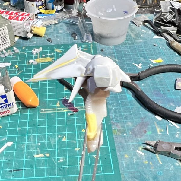 先週投稿したHG百式の進展状況になります。画像1、2枚目　EGνのヘルメットを縦に割って貼り付けました。BB初代大将軍の部品に永野テイストな物があったのでこれは首に使いました。画像3枚目　前の方のツノは本物は複雑な形をしてますが、私に再現は無理なのでプラ板で簡単に作りました😅画像4枚目　虫ピンをクリアレッドで塗った物です。フェイスパーツの裏は伽藍堂なのでこれを仕込んで瞳に見立てます。  （2枚目）