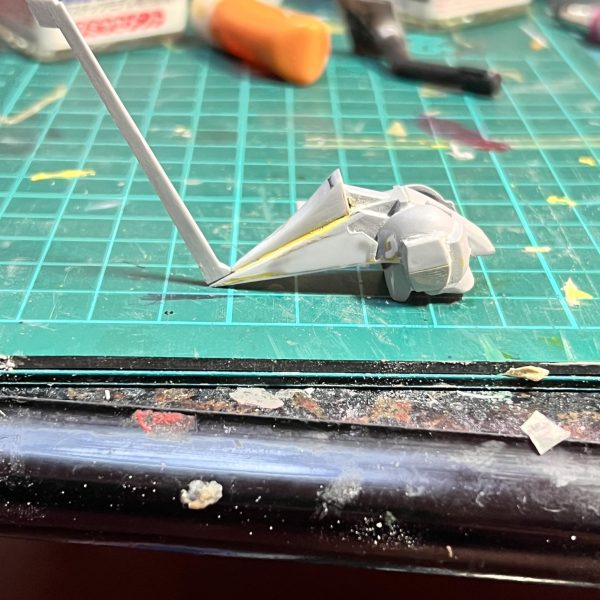 先週投稿したHG百式の進展状況になります。画像1、2枚目　EGνのヘルメットを縦に割って貼り付けました。BB初代大将軍の部品に永野テイストな物があったのでこれは首に使いました。画像3枚目　前の方のツノは本物は複雑な形をしてますが、私に再現は無理なのでプラ板で簡単に作りました😅画像4枚目　虫ピンをクリアレッドで塗った物です。フェイスパーツの裏は伽藍堂なのでこれを仕込んで瞳に見立てます。  （5枚目）