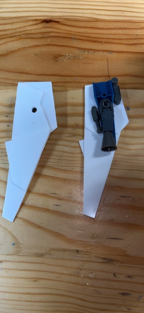 サイドスカートの機構です。左が表で右が裏です。シリンダーとバーニアはコトブキヤ、ジョイント部はバンダイ製です。
