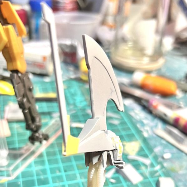 制作中の百式ベースレッ⚪︎ミラージュ（ガンプラのサイトなので伏せ字に😅）の経過報告です。前回投稿した頭部は幅が広かったので削ってダイエットさせました。頭はこれでほぼ完成です。肩アーマーは百式の物に旧キットのLOブスターの太ももを上から貼り付けました。騎士団の紋章が付く肩の飾りはスクラッチで作りましたが、HGアデルのふくらはぎパーツの方が良さげなのでボツになりそうです😥（1枚目）