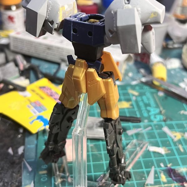 制作中の百式ベースレッ⚪︎ミラージュ（ガンプラのサイトなので伏せ字に😅）の経過報告です。前回投稿した頭部は幅が広かったので削ってダイエットさせました。頭はこれでほぼ完成です。肩アーマーは百式の物に旧キットのLOブスターの太ももを上から貼り付けました。騎士団の紋章が付く肩の飾りはスクラッチで作りましたが、HGアデルのふくらはぎパーツの方が良さげなのでボツになりそうです😥（2枚目）