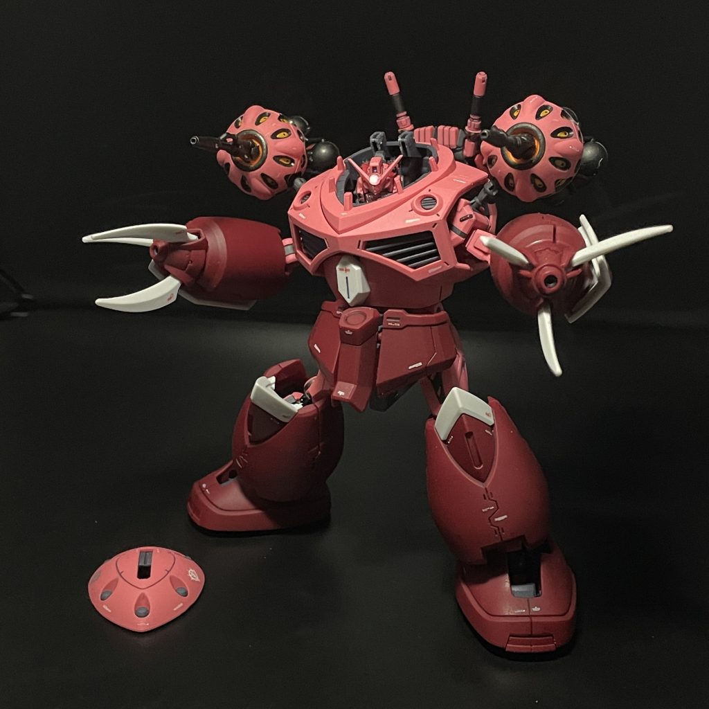 ボディはあっさり前後から被せるだけでここも無加工ジャスティスと違い背丈も小さく全体的に細いから何の苦労も無く取り付け可能肩が少しはみ出るおかげでビットはそのまま取り外す必要無し