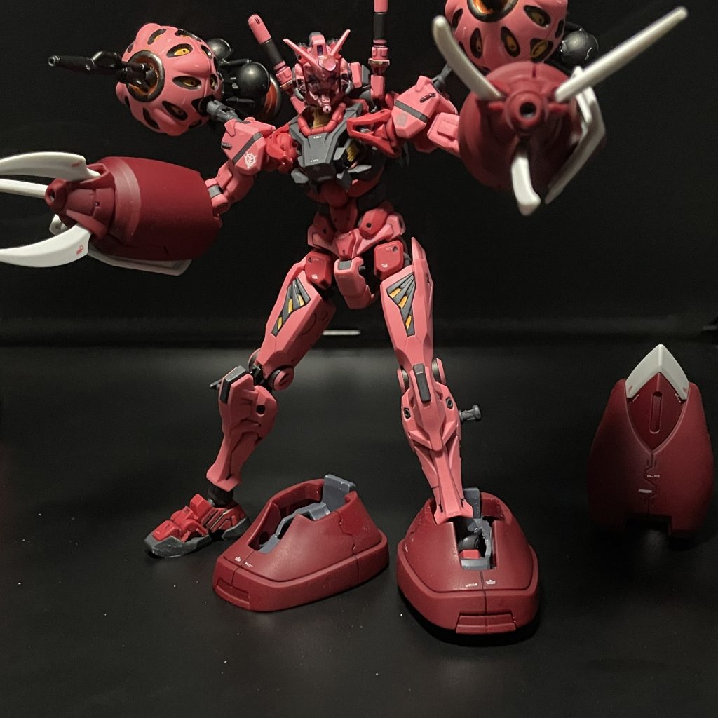 足首は少し加工といっても干渉するズゴック側の内側を少し削るだけ (後で普通のSEEDズゴックに戻せる程度に)残念ながら稼働の邪魔になるので踝カバーは外す必要あり (カバーしたままにしたい場合はズゴックに戻せなくなる覚悟が必要)装着はガンダムの足首を抜いてズゴック足首を挟んでそのまま差し込むだけ (一度抜くので完全変形にならず残念)