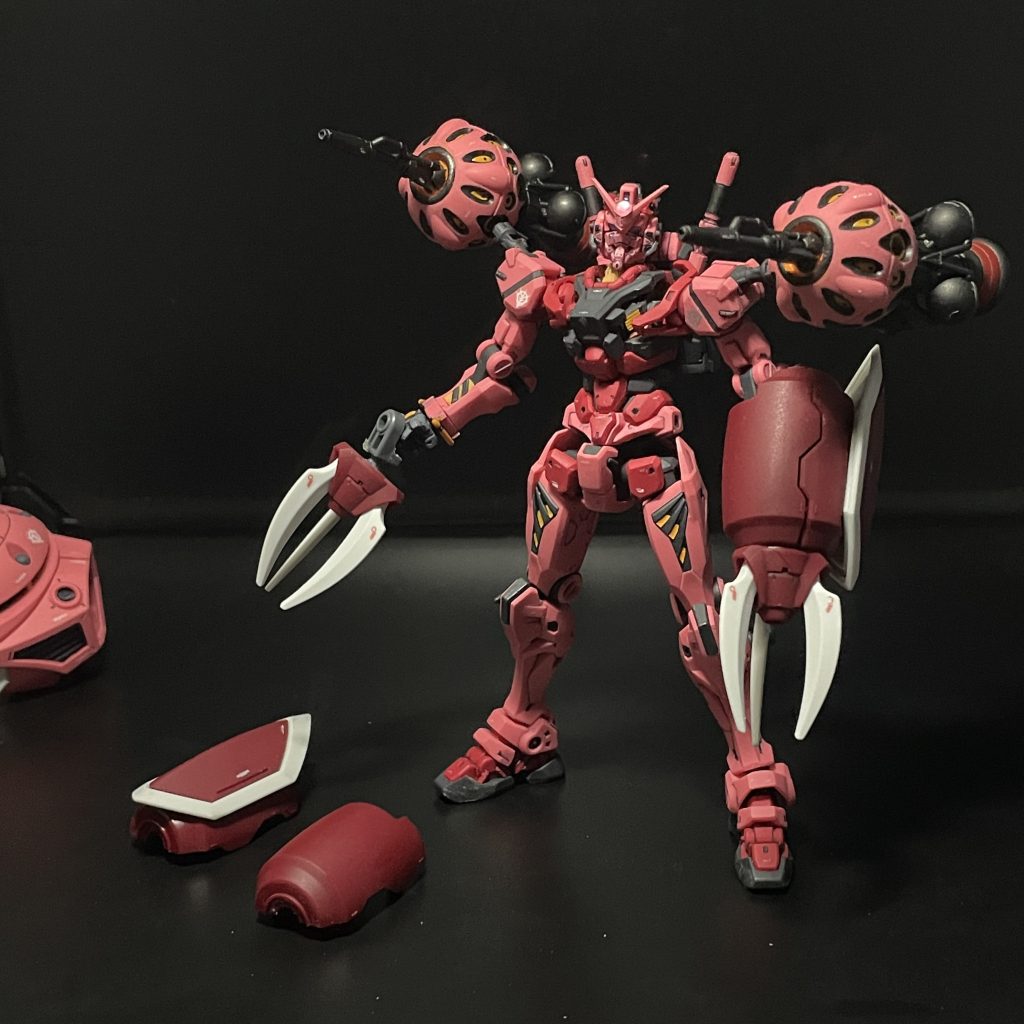 特に順番は無いのですがまずはアーム部分クローパーツにガングリップを付けてピストル化赤いガンダムの腕はフレームほどの細さなので下腕カバーは無加工でクローライフルのグリップごとそのまま被せるだけでピタッとハマります逆にクローピストルが無いとカバー内部に引っ掛かりが無くなってすっぽ抜けます