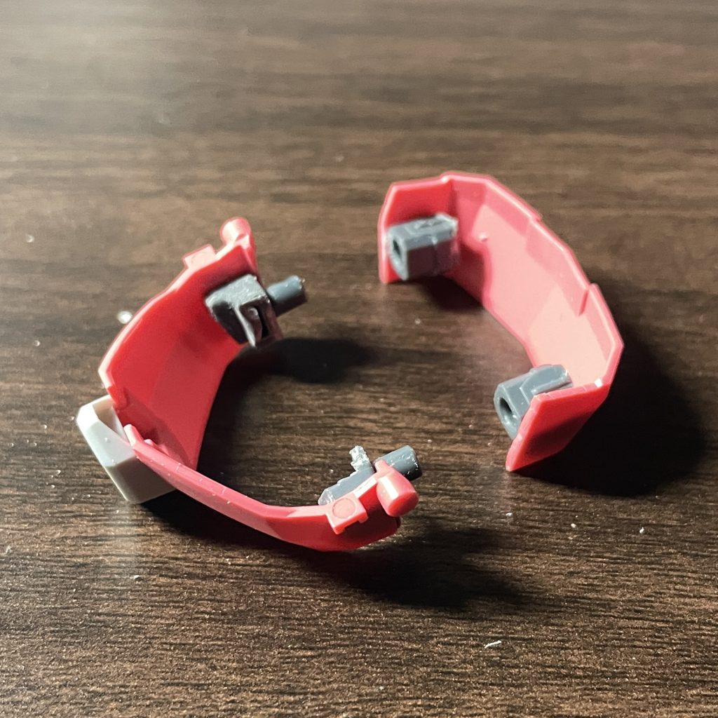 腹巻きは1パーツなので足首と同じく一旦赤いガンダムの腰を抜いて・・・もストレスだったのでこちらは分割して前後ハメに変更