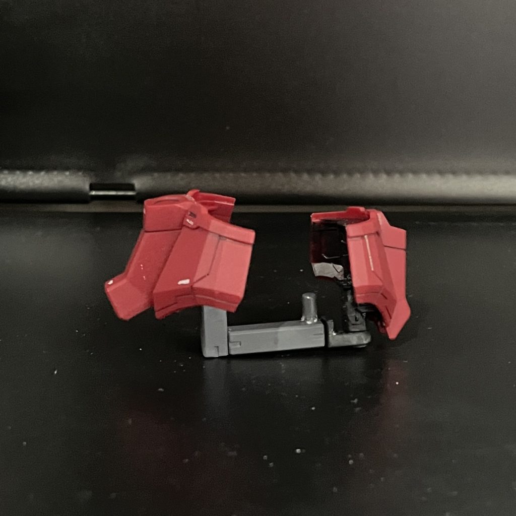 赤いガンダムのケツのスタンド用穴にアームを繋いでフロント・リアの股間アーマーを下から履く (アームとアーマーは3mm接続出来るようにアーマー側を少し加工する程度なので元ズゴ用にいつでも元に戻せる状態)