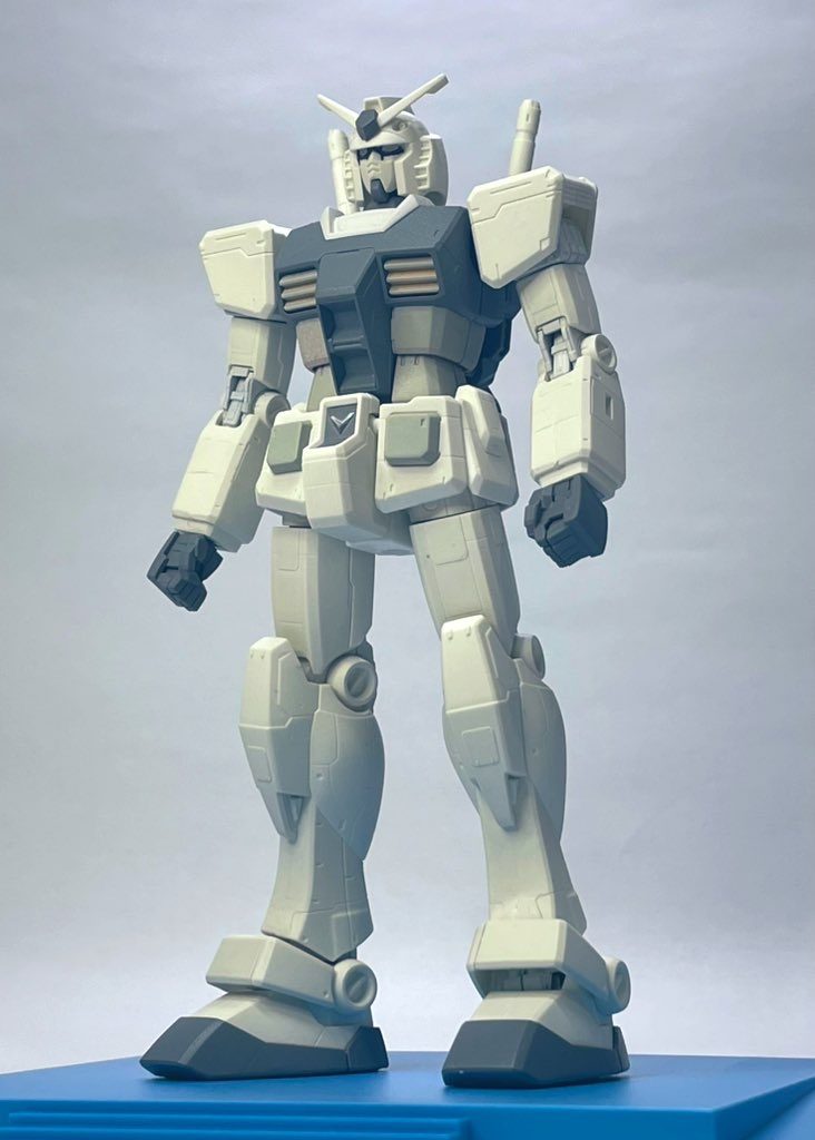 HG ガンダム Ver.G30th をジークアクスカラーに全塗装。武装がないこのキットを何色にするか長年迷っていましたがジークアクスのおかげで制作できました。
