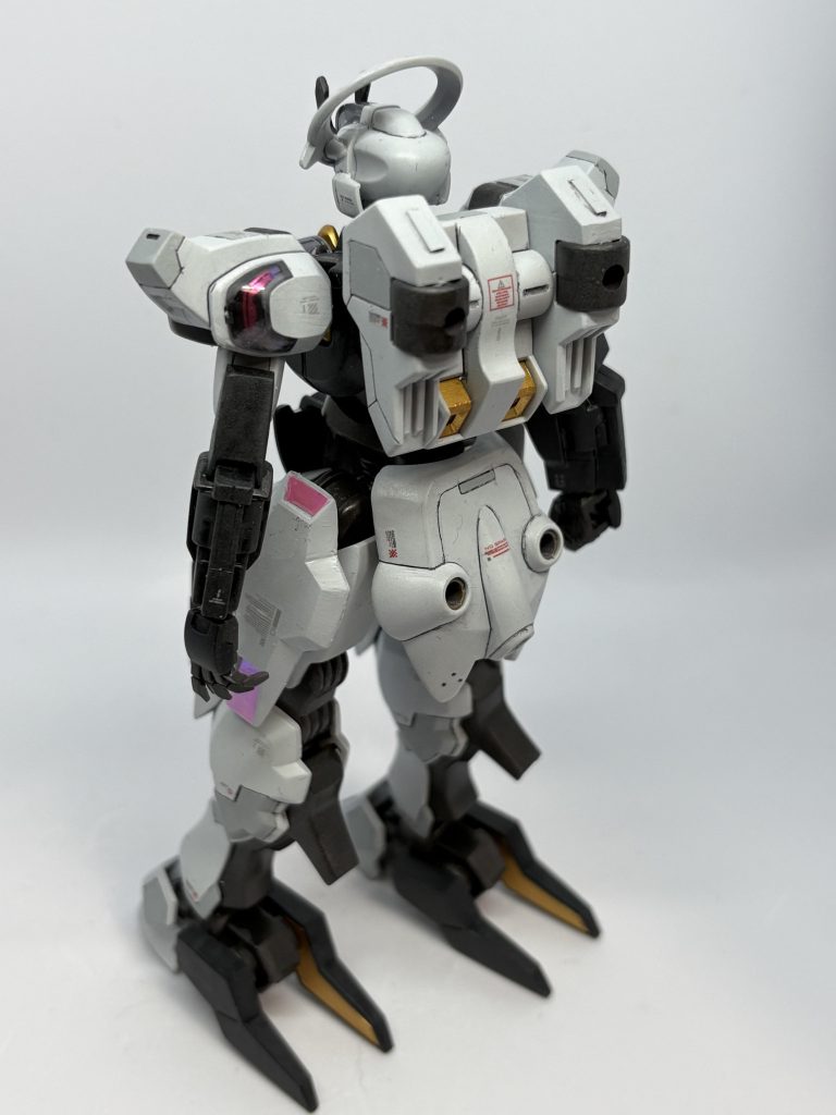 バックショットも淋しい箇所に情報量を。