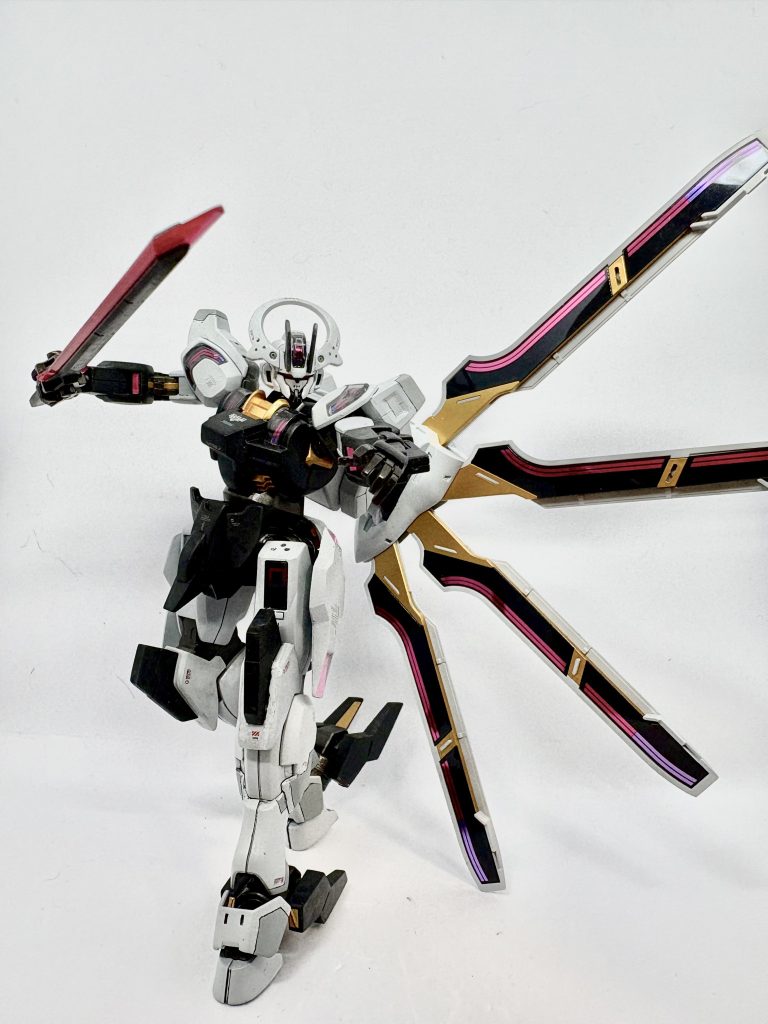 元々地味なカラーリングに赤紫のワンポイントだったので、差し色の金が華やかさを加えて結構お気に入りです。