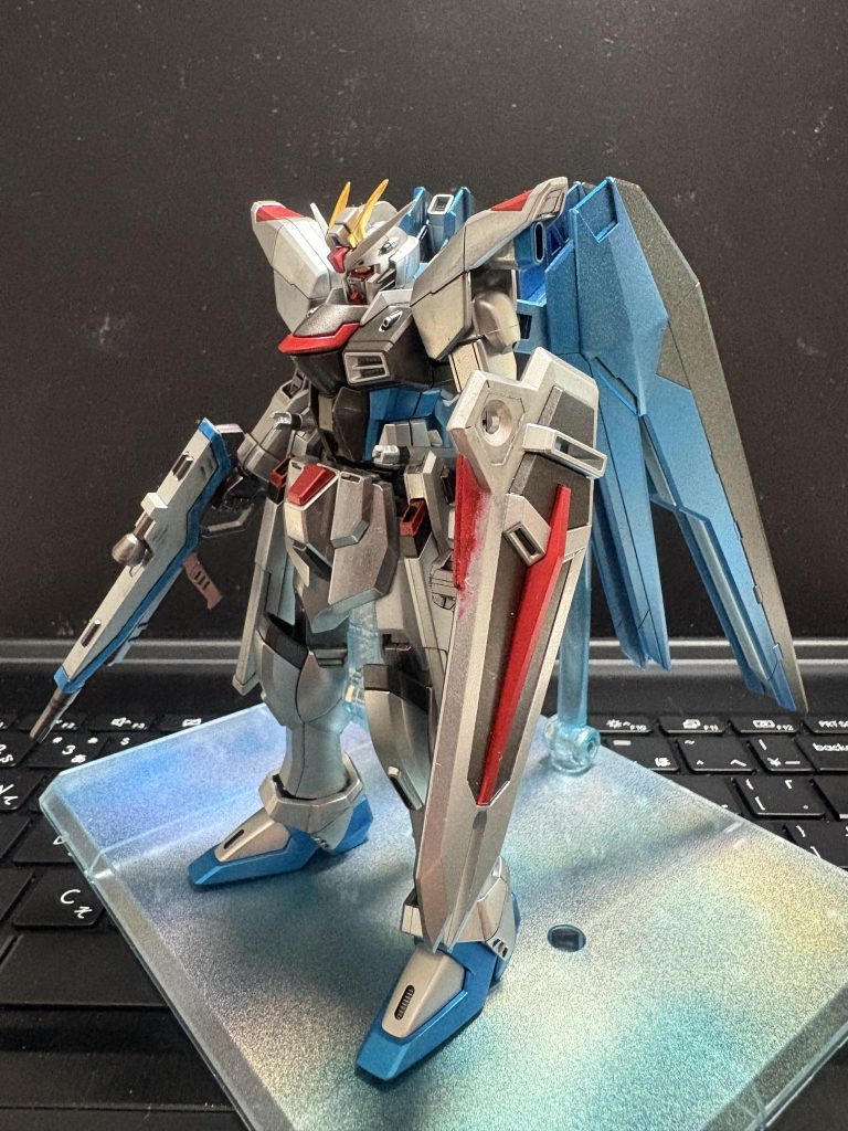 まずは使用したカラーのご紹介。今回も全てガンダムマーカーで塗装しております。フリーダムの白いパーツにはメッキシルバー赤にはロイヤルメタレッド青にはコスモブルーカメラアイは黒サーフェイサーとイエローゴールド黒はメタリックブラックレールガンのグレーにはシルバー関節やフレームにはガンメタリックを使用しました。