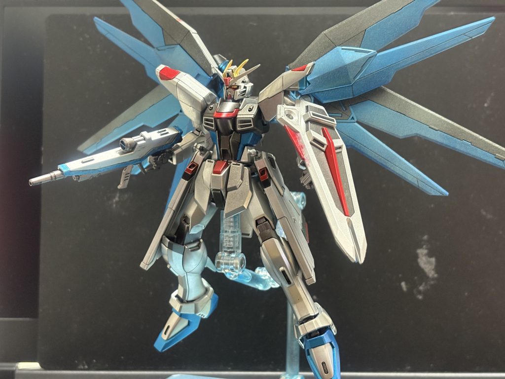 舞い降りる剣のイメージ。さらにさらに今回は全ての塗装が終わった後に光沢トップコートを吹いております。一般にはメッキシルバーとよくある光沢トップコートは相性が悪く、せっかくのシルバーがくすんでしまうという欠点がありますが、シルバーアクセサリーが使っているとくすむことで、それが逆に味が出でいいってこともありますよね。今回はそれを取りました。個人の感想ですが私はそれでもいいかなって思ってます。