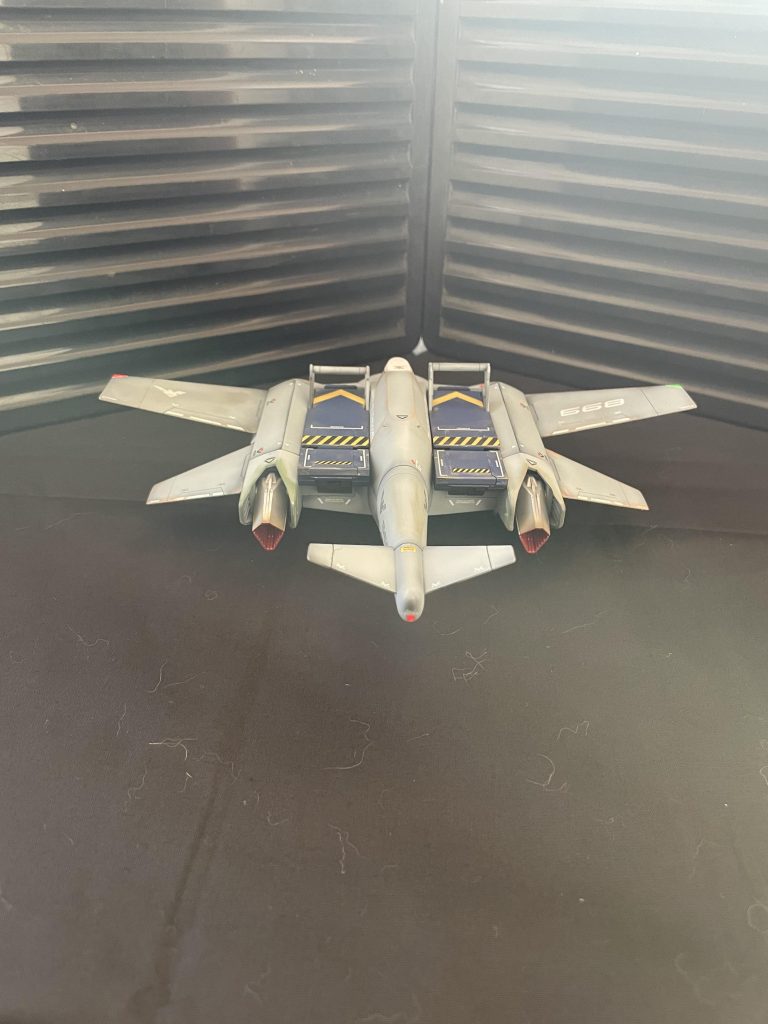 後ろから見るとこんな感じです。下地に黒を入れてグレーで塗装した後にデカールを貼りウエザリングマスターを塗布後艶消し加工をしています。尾翼のピンクとグリーンは蛍光色を使って後で艶出しスプレーを塗布したけど効果はイマイチでした…