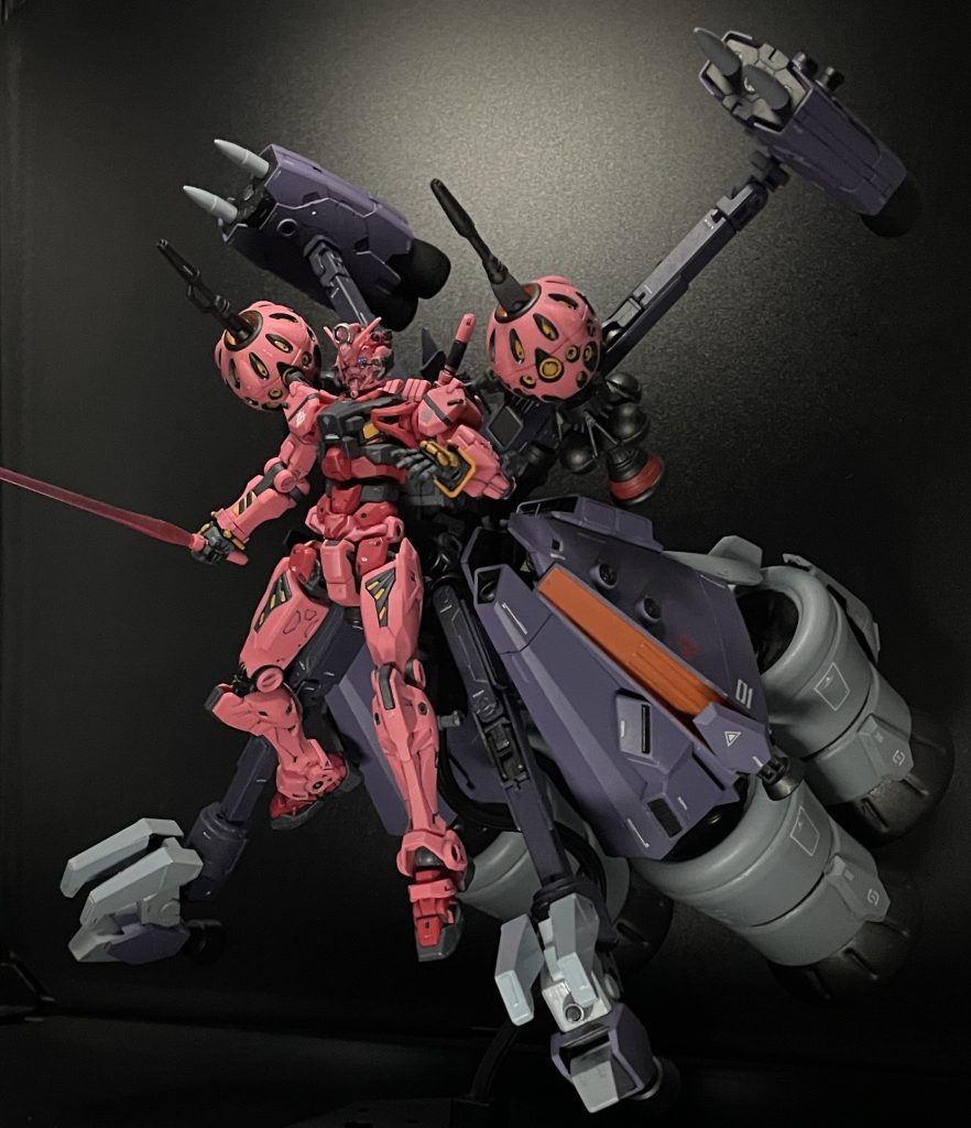 本体とバインダーとの接続は股間のスタンド用3mm軸なので赤いガンダムの股間の穴にキケロガの棒を突っ込んで物理合体も可能サンボルでも見た夢の合体