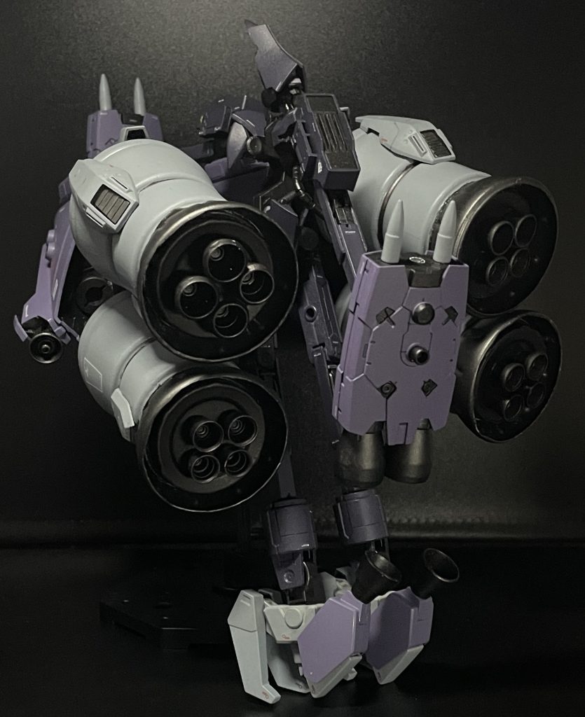 変形3直線になったボディ全体を腰の接続アームの後方軸を起点に後方へ起こす