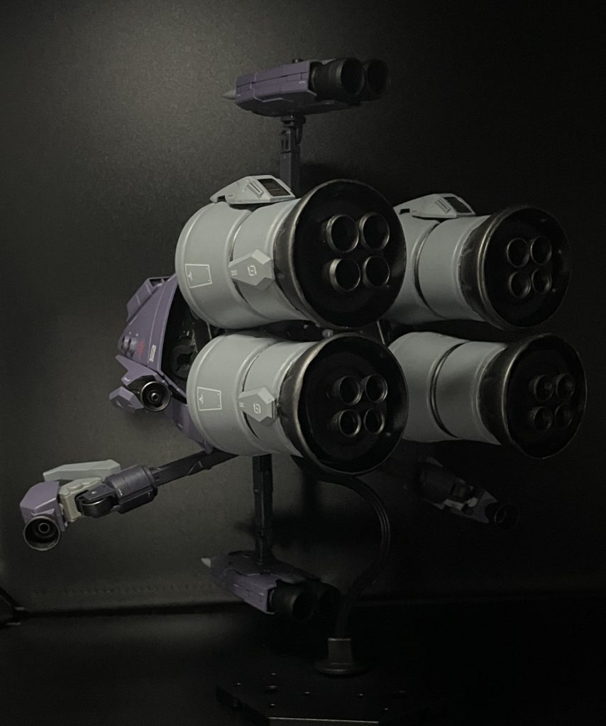 一番苦労したのはバーニアの見立てこのサイズのバーニアユニット/プロペラントタンクはなかなか見つからない今回は暫定的に軽量さを優先してガンプラ以外のプラ製品から使えそうなものを探してなんとか「おいしい免疫ケア」に辿り着いた今はこれが精一杯