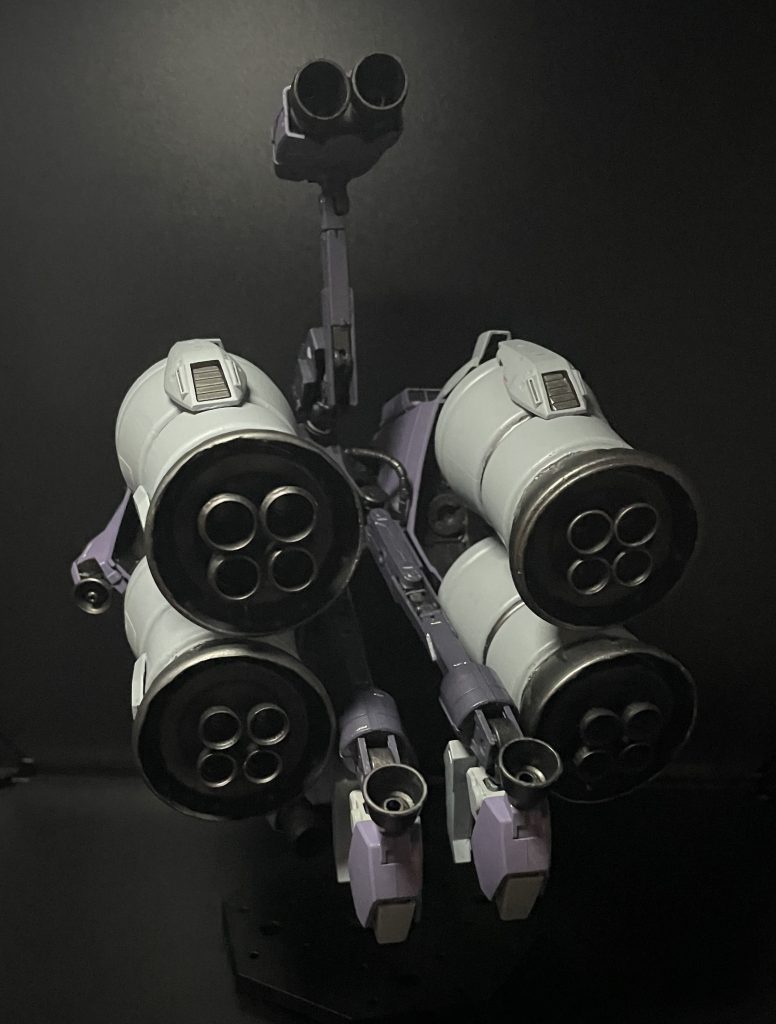 変形2内に閉じている脚をバーニアの隙間を通してそのまま後方へ跳ね上げボディを直線に