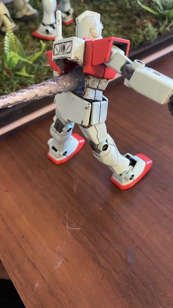 上半身と下半身の間にバズーカ弾道エフェクトを仕込んでいます。下半身と上半身をつなぐマウント部品は弾道エフェクトに干渉するので切除しています。弾道エフェクトを両面テープで下半身へ貼付し、その上へ上半身を被せて固定しています。