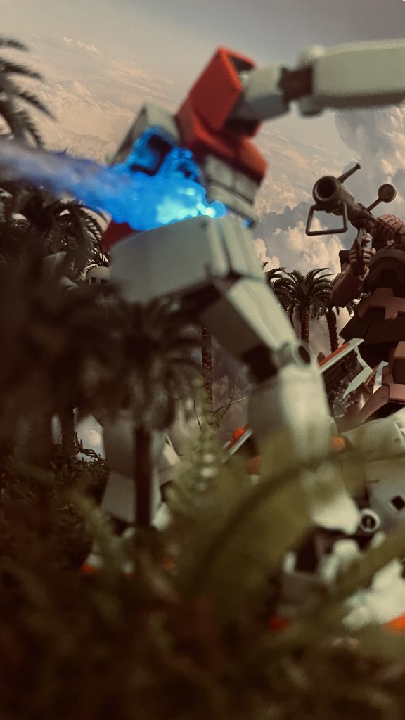 HGジム及びHGドムを使用しています。バズーカ弾道エフェクトには磁石式のLED(水色)を仕込み発光します。