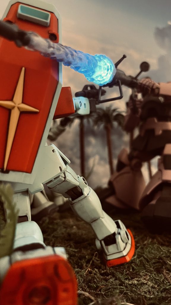 ジムとドムの撃ち合いです。