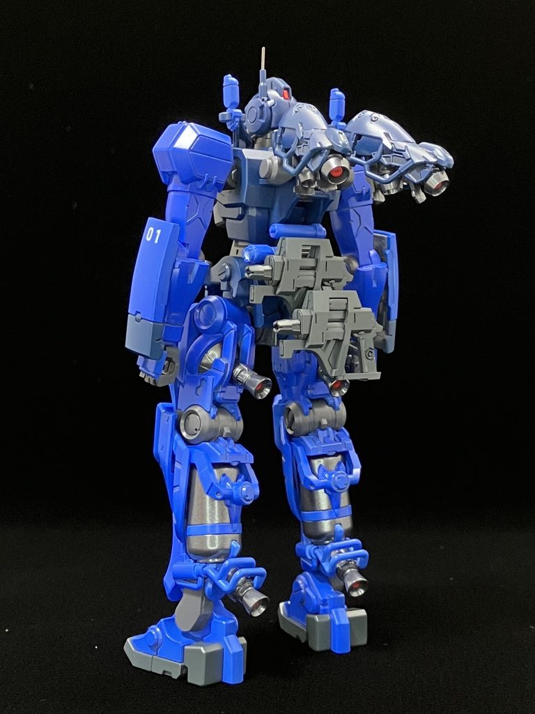ジオンの機体なのでパイロットはニムバスでしょうか。それなら肩は赤い方がいいかもしれませんが、イフリートよりブルーに似た見た目も捨てがたく、肩は青にしました。 外見が大きく変わるような加工はしていませんが、ヒザはある程度真っ直ぐになるようにしました。頭部ゴーグルはクリアレジンで複製しました。合わせ目は消し、背中のバーニア・足のタンクは後ハメ加工しました。