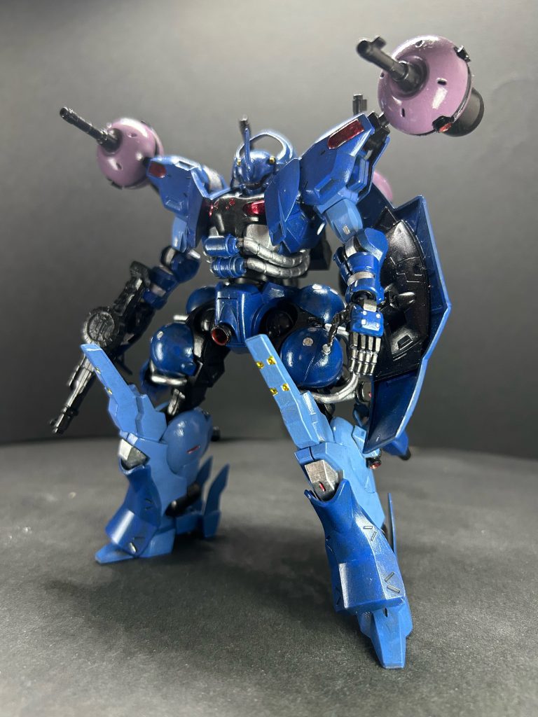 ザクの高機動化を目的として改修された本機は、サイコミュシステムを搭載した頭部に換装されている。