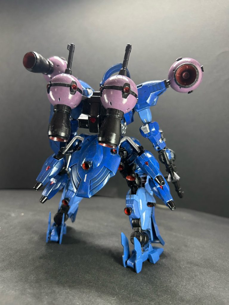 脚部とリアスカートは大型化され、多数のスラスターが追加されている。背部と肩部のビットは分離せずにスラスターとして使用することで機動力を高める。