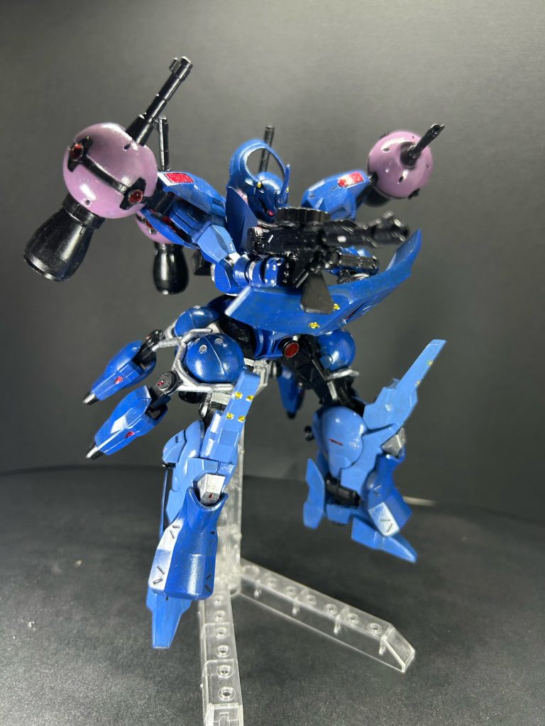 武装はマシンガンとビットのみ。シールドもサイコミュ制御で飛ばせるらしい。