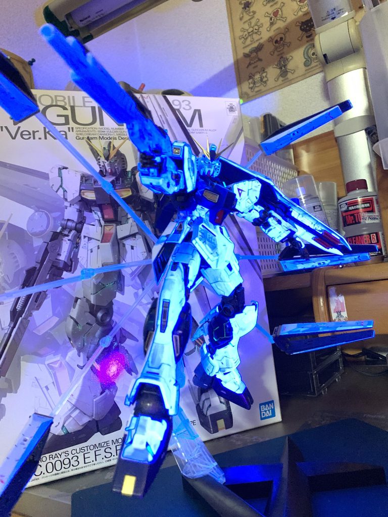 全塗装後に蛍光クリアで塗装、UVライト🔦を投光し全身発光を表現しました。