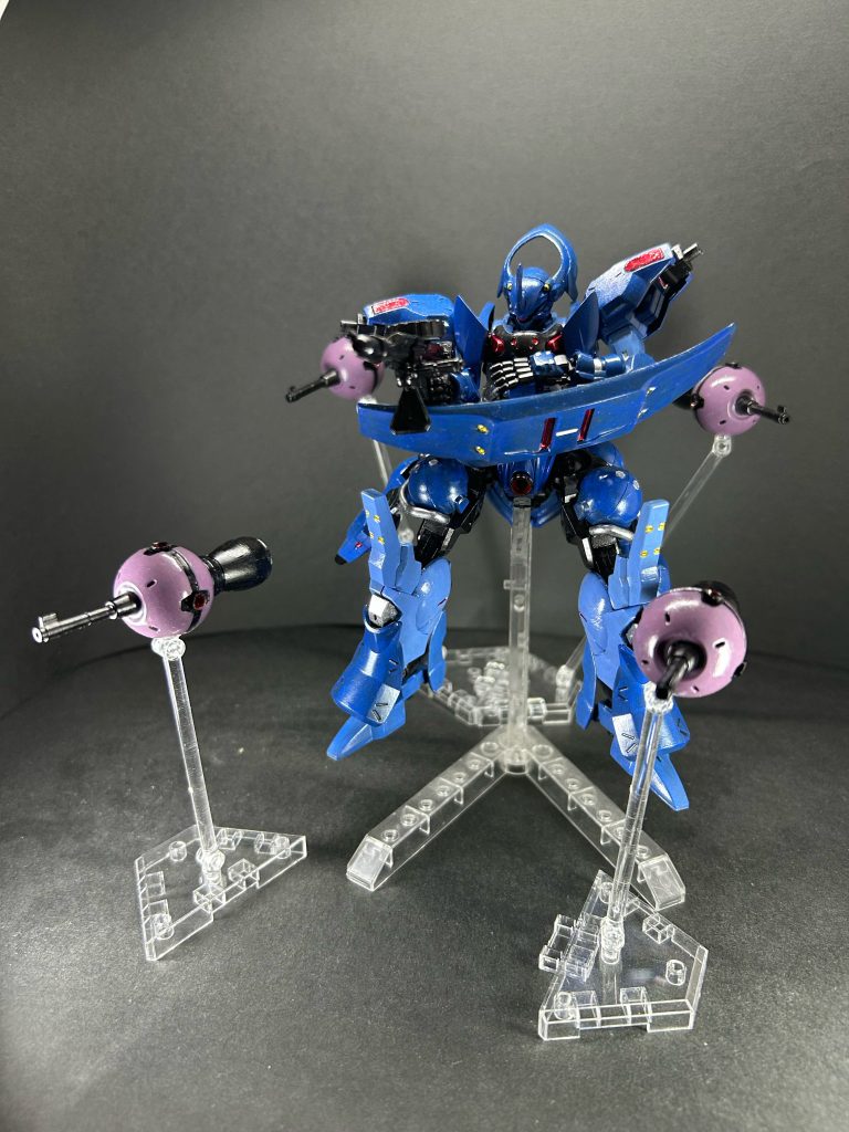 ガンダムが使用していたものを小型化したビットを4機装備。