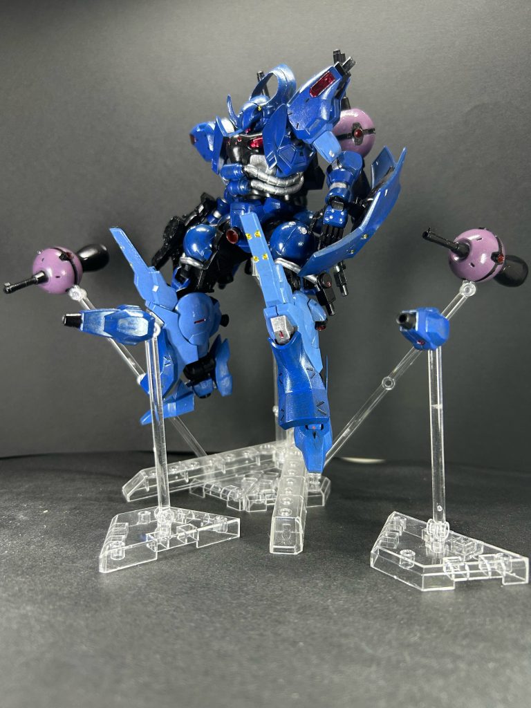 脚部には後にジフレドに装備される小型ビットの試作機を4機装備。