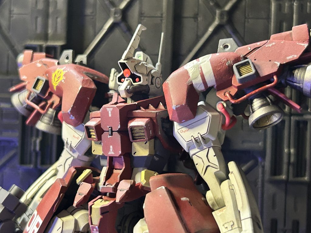 目立たないけど、左肩に🐝のマークが入ってますー😅白ラインが2本入ってるけど、今回作った赤カラーが高校生の芋ジャージみたいだったから、2本線を入れたと言う。変な発想ですねん💦