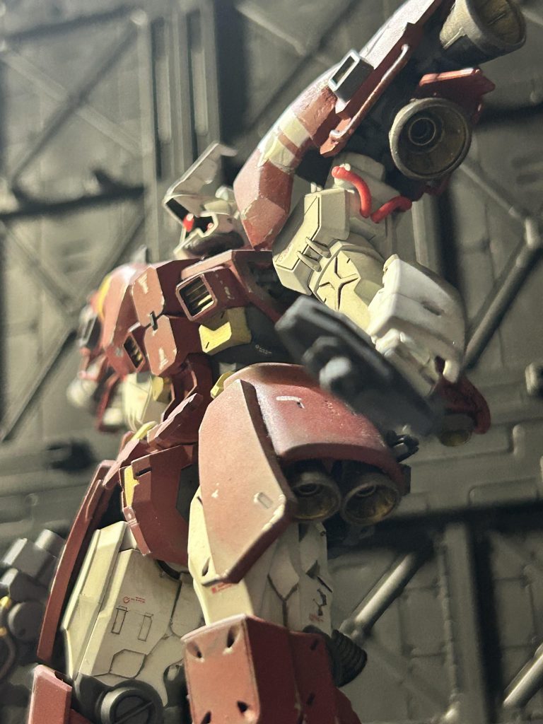 両肩に合計4個のスラスターしか付けれなかったので、腰の追加装甲内にもスラスターを4個追加ですー😄胸部に排熱ダクト加工。このポーズ、リゲルグっぽくないっすか❓そう思ってるのはオイラだけ😅