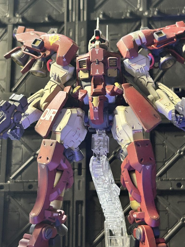 リゲルグ独特の肩にスラスター内蔵のバインダーを装着。ジャンクパーツとプラ板、エポキシパテでスクラッチですー😀独立して稼働する様に製作。スラスターも動きます。腰には追加装甲。やはりジャンクパーツとプラ板で製作。これも稼働する様に製作。 