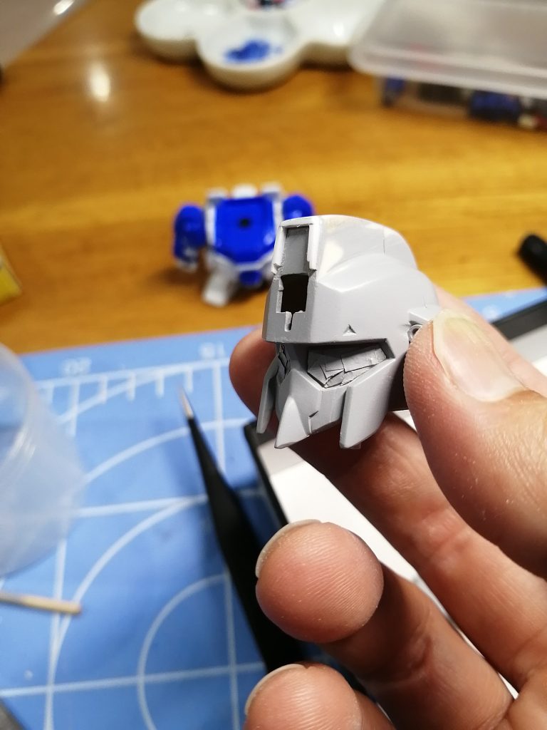 ＺガンダムとＺプラスは、似ているようでトサカとセンサー部分の形状がまるきり違います。今回はＺプラスのトサカをパテで盛り上げて、細く切ったプラバンで縁取りしてセンサー部分を仕上げています。