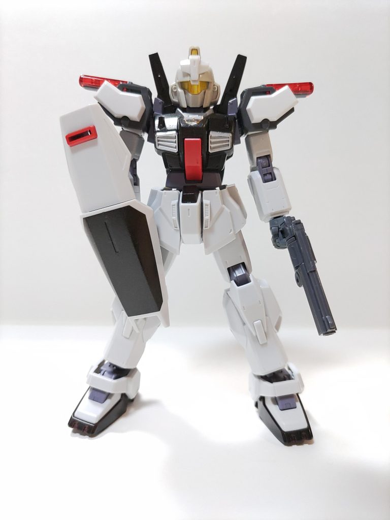 Mk-Ⅱ(エゥーゴ仕様)をメタルブラックとリーフシルバーでランナー塗装。肩はストライクにコトブキヤのパトランプを幅等を調整して接着。